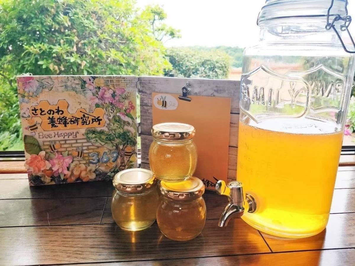里山の養蜂場と黄金色のはちみつ